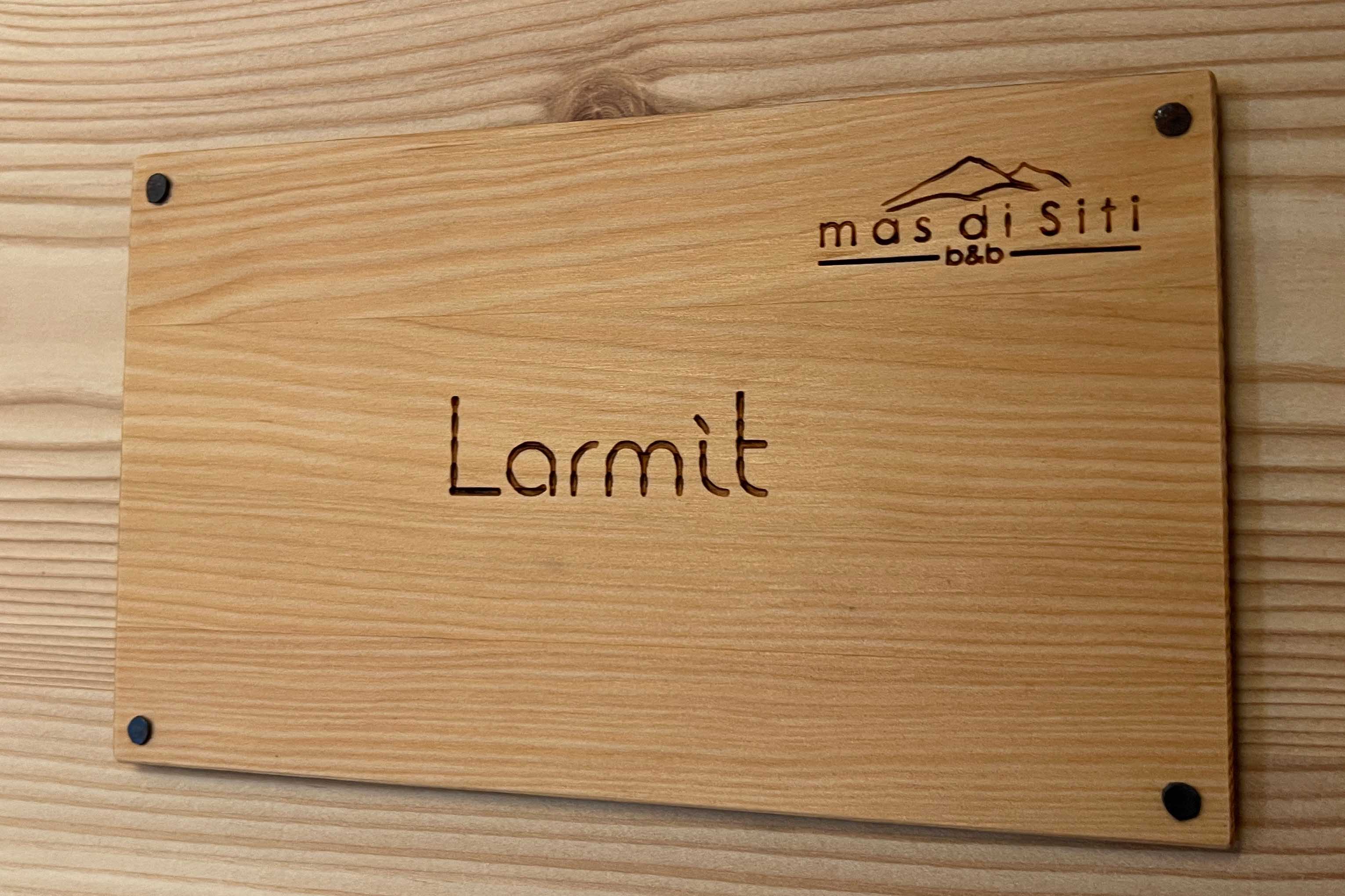 Camera Larmit. Cartello ingresso elegante in legno.