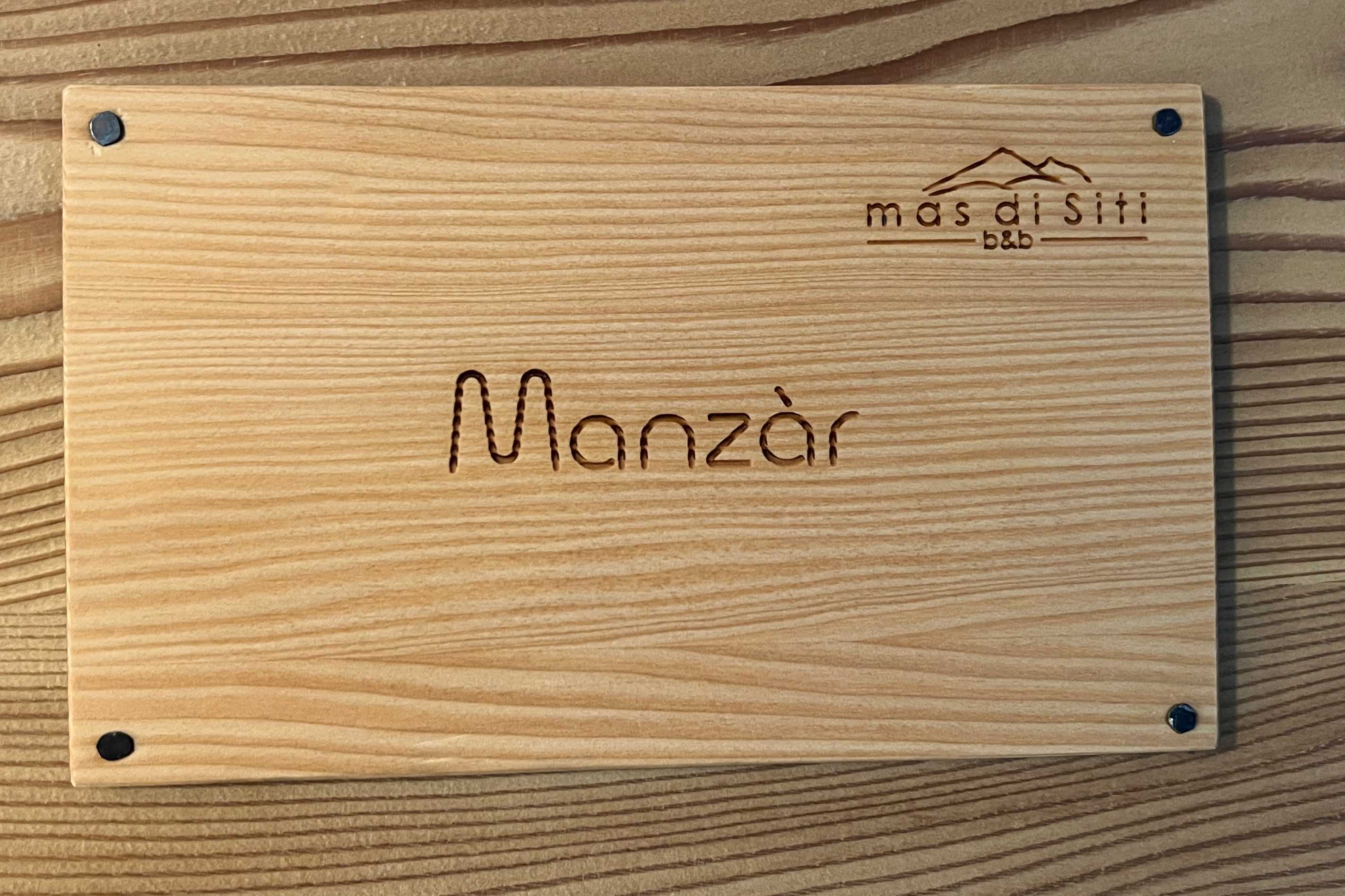 Camera Manzar. Cartello ingresso elegante in legno.