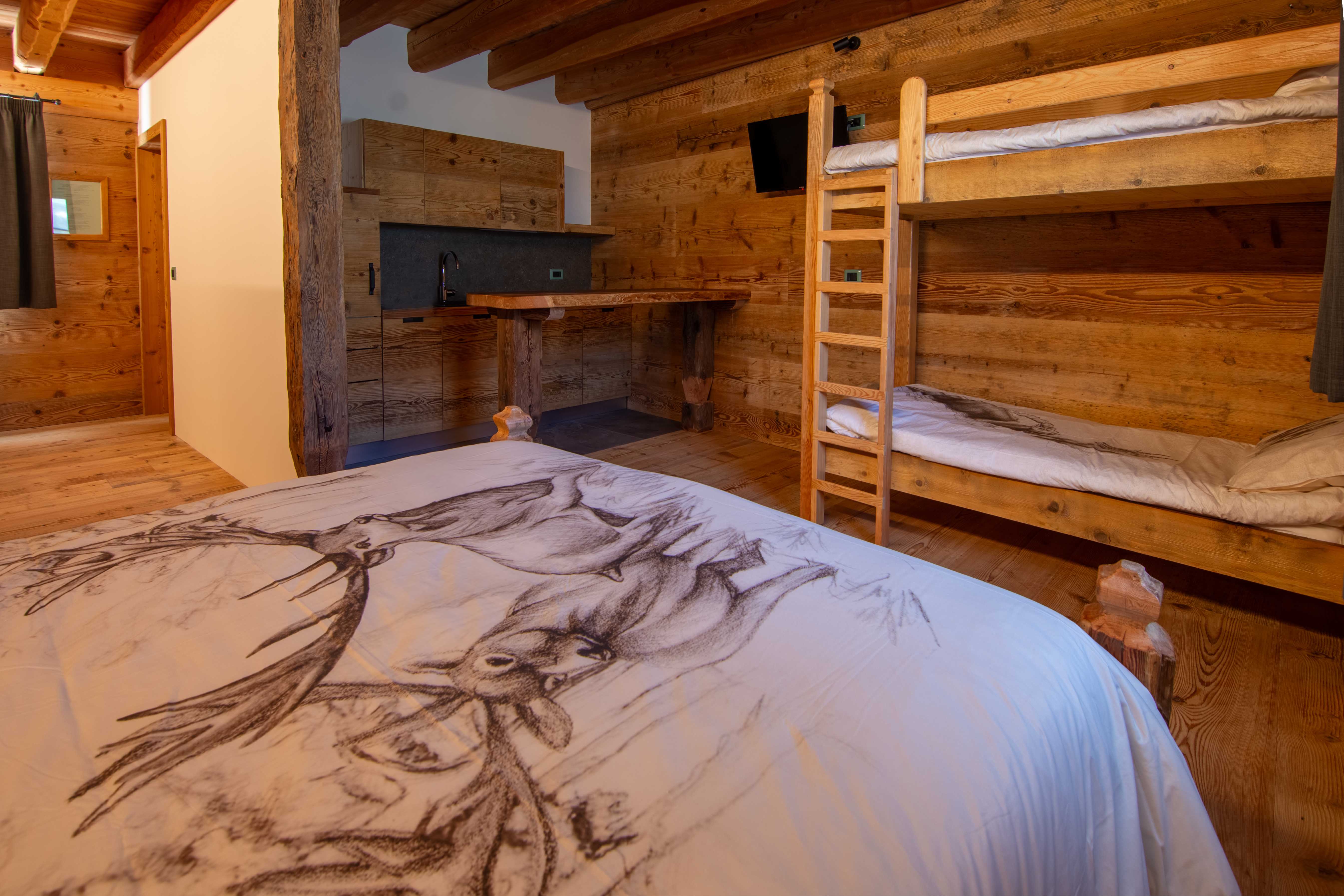 Camera Manzar. Camera spaziosa con letto a castello in legno.