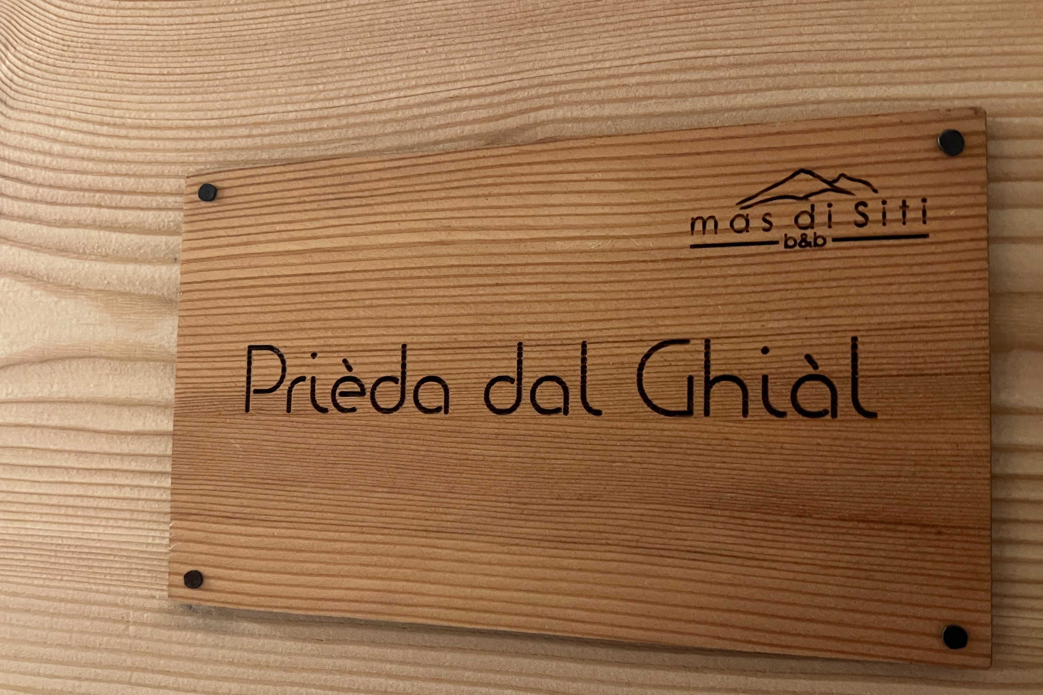 Camera Prieda. Cartello ingresso elegante in legno.